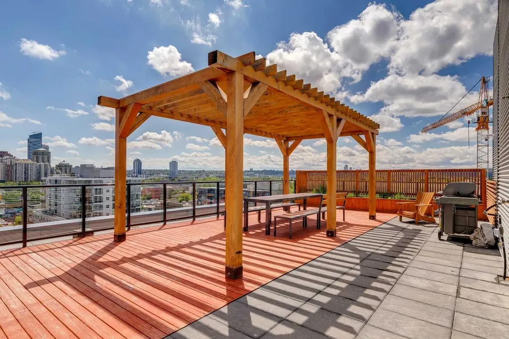 327 9a Street NW Calgary AB T2N 1T7
