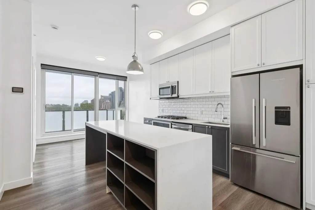327 9a Street NW Calgary AB T2N 1T7