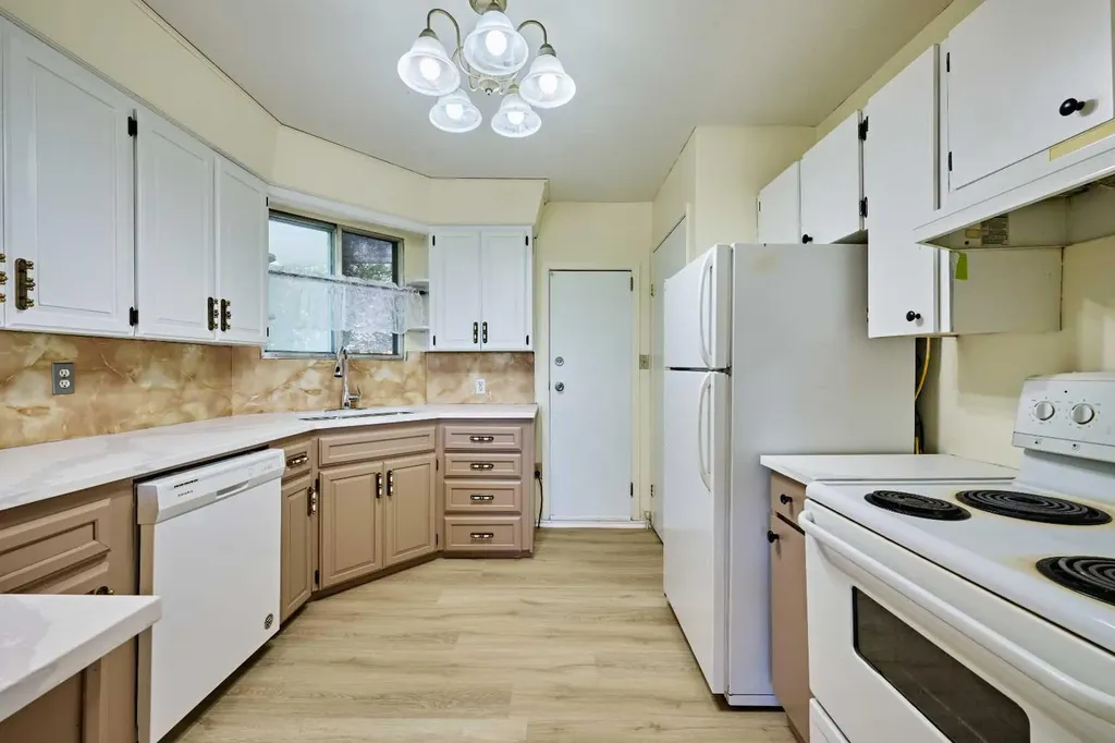 28 Cornell Place NW Calgary AB T2K 1J4