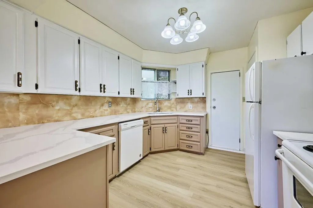 28 Cornell Place NW Calgary AB T2K 1J4