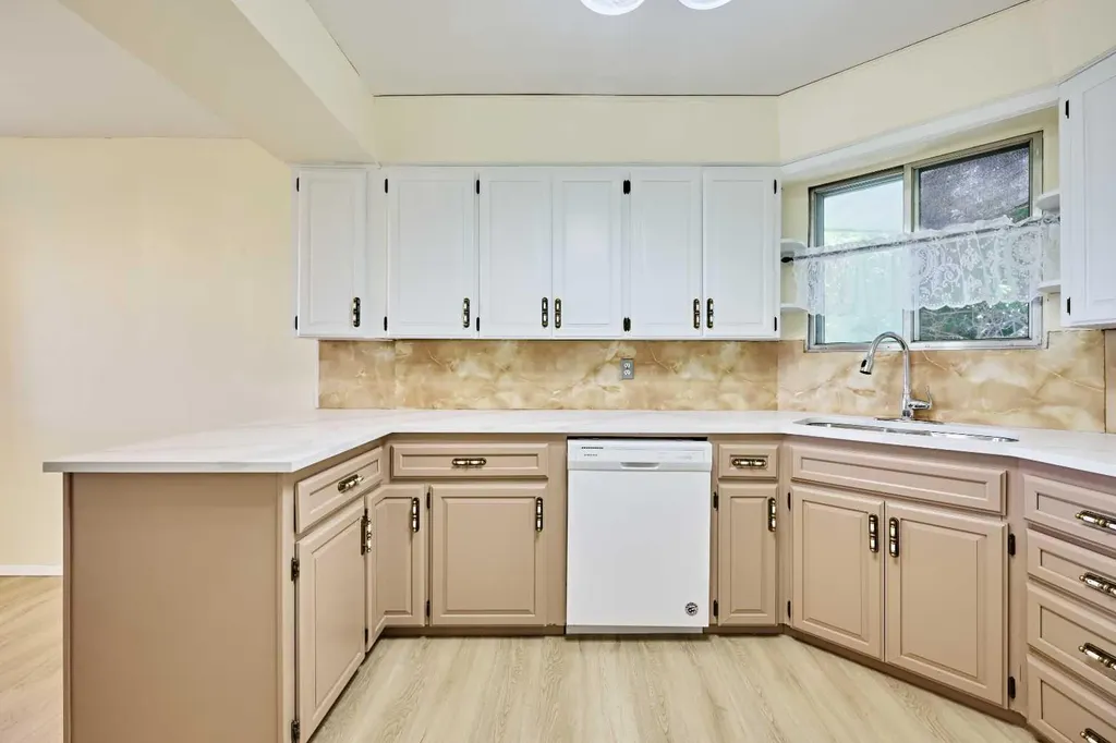 28 Cornell Place NW Calgary AB T2K 1J4