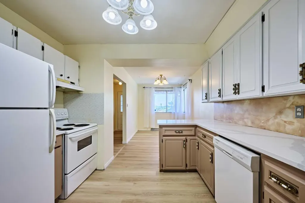 28 Cornell Place NW Calgary AB T2K 1J4