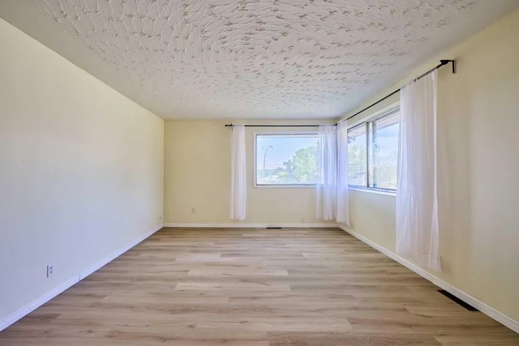 28 Cornell Place NW Calgary AB T2K 1J4