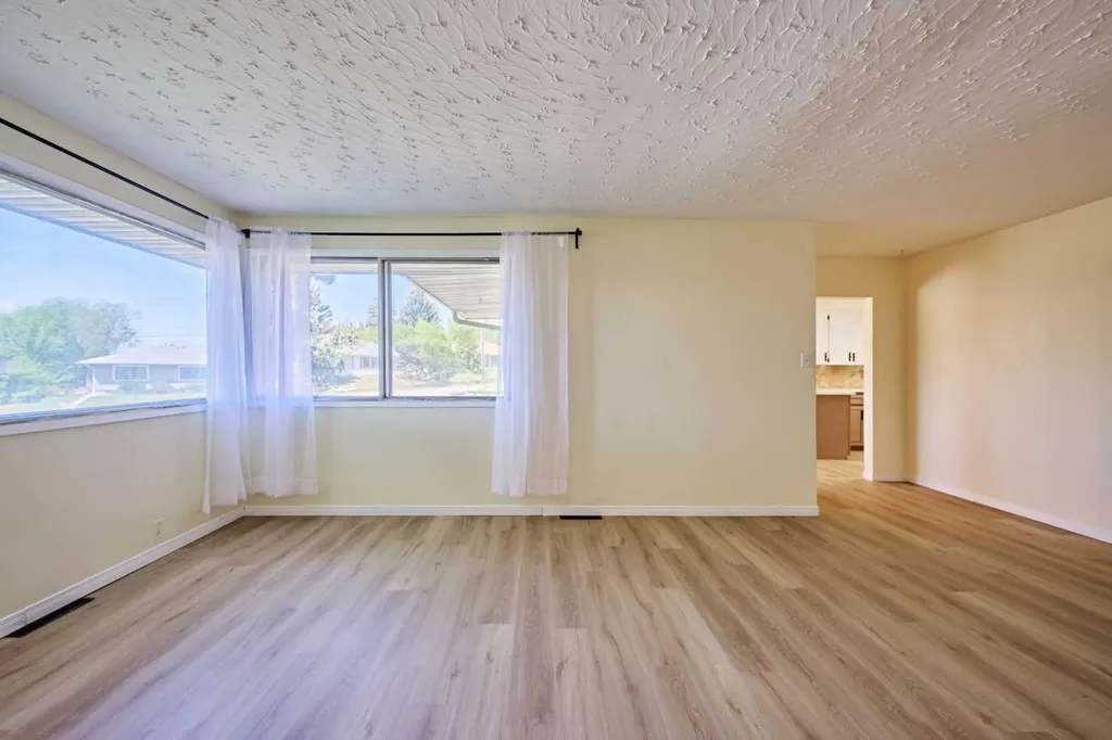 28 Cornell Place NW Calgary AB T2K 1J4