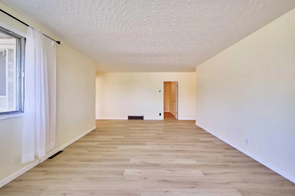 28 Cornell Place NW Calgary AB T2K 1J4