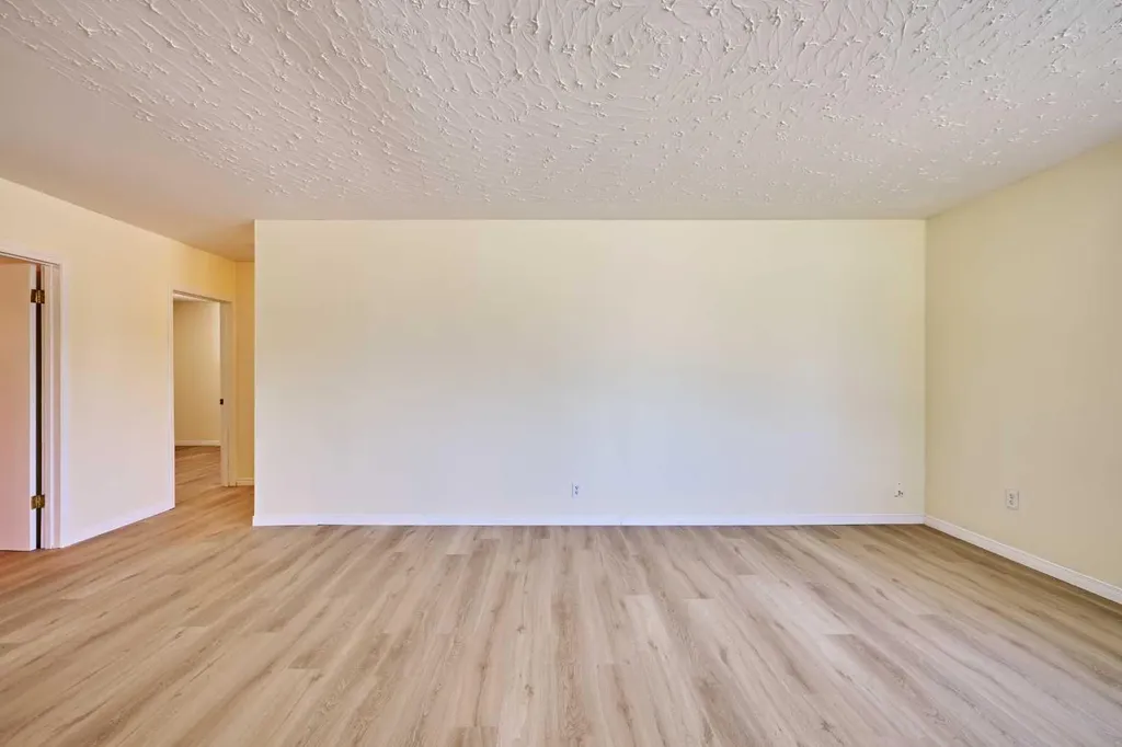 28 Cornell Place NW Calgary AB T2K 1J4