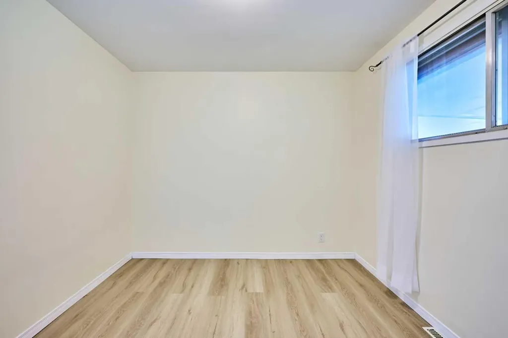 28 Cornell Place NW Calgary AB T2K 1J4