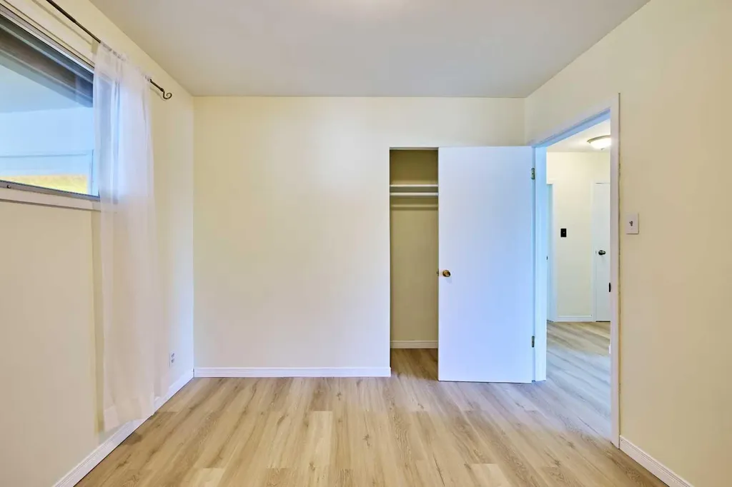 28 Cornell Place NW Calgary AB T2K 1J4