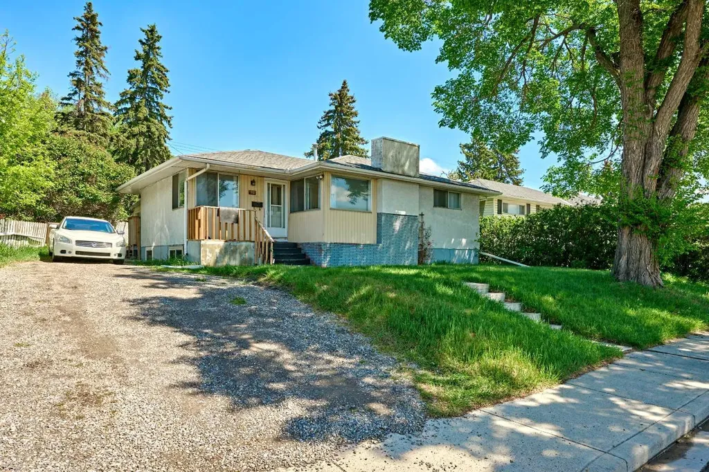 28 Cornell Place NW Calgary AB T2K 1J4