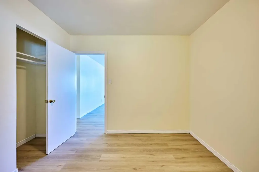 28 Cornell Place NW Calgary AB T2K 1J4