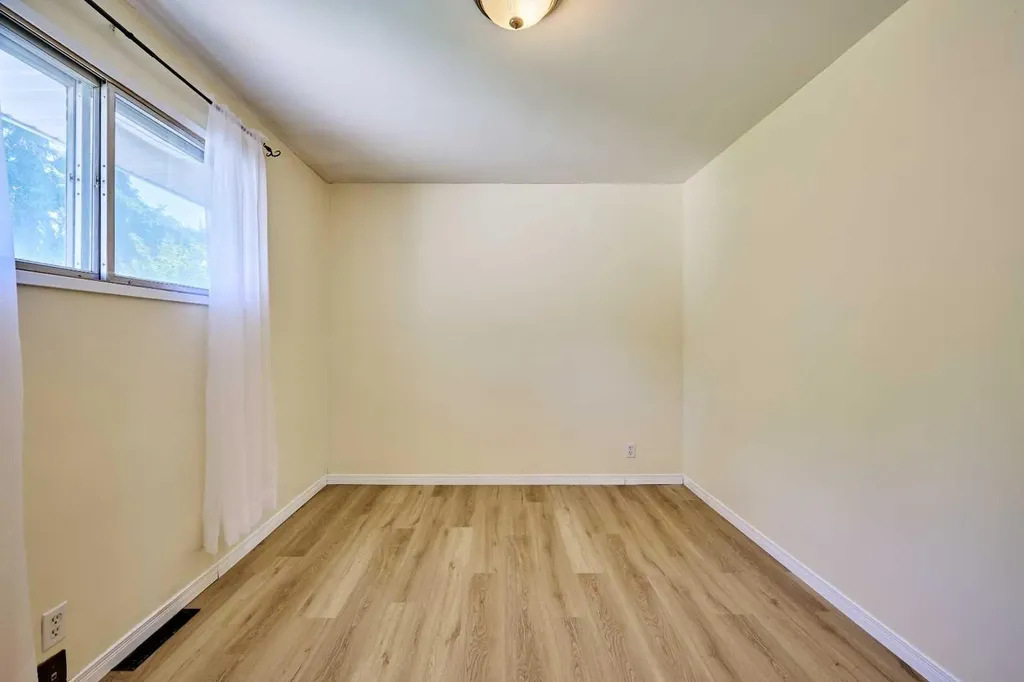 28 Cornell Place NW Calgary AB T2K 1J4