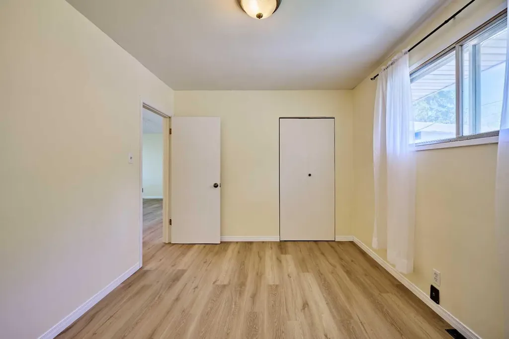 28 Cornell Place NW Calgary AB T2K 1J4