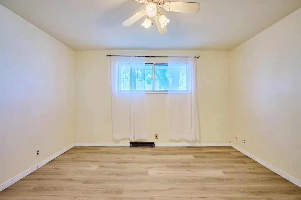 28 Cornell Place NW Calgary AB T2K 1J4