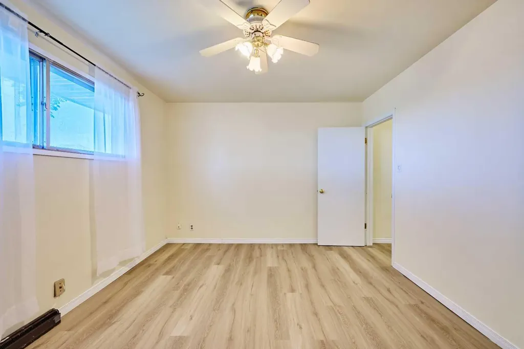 28 Cornell Place NW Calgary AB T2K 1J4
