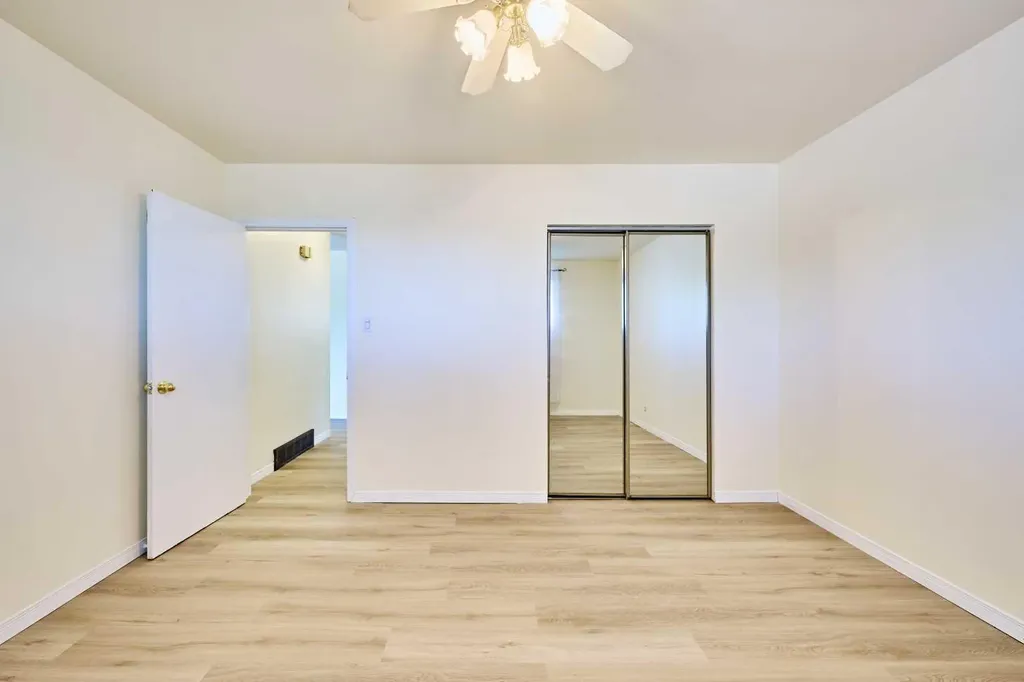 28 Cornell Place NW Calgary AB T2K 1J4