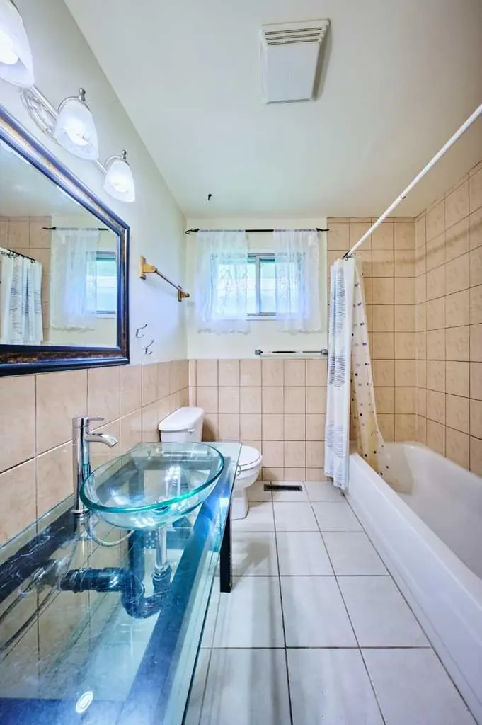 28 Cornell Place NW Calgary AB T2K 1J4