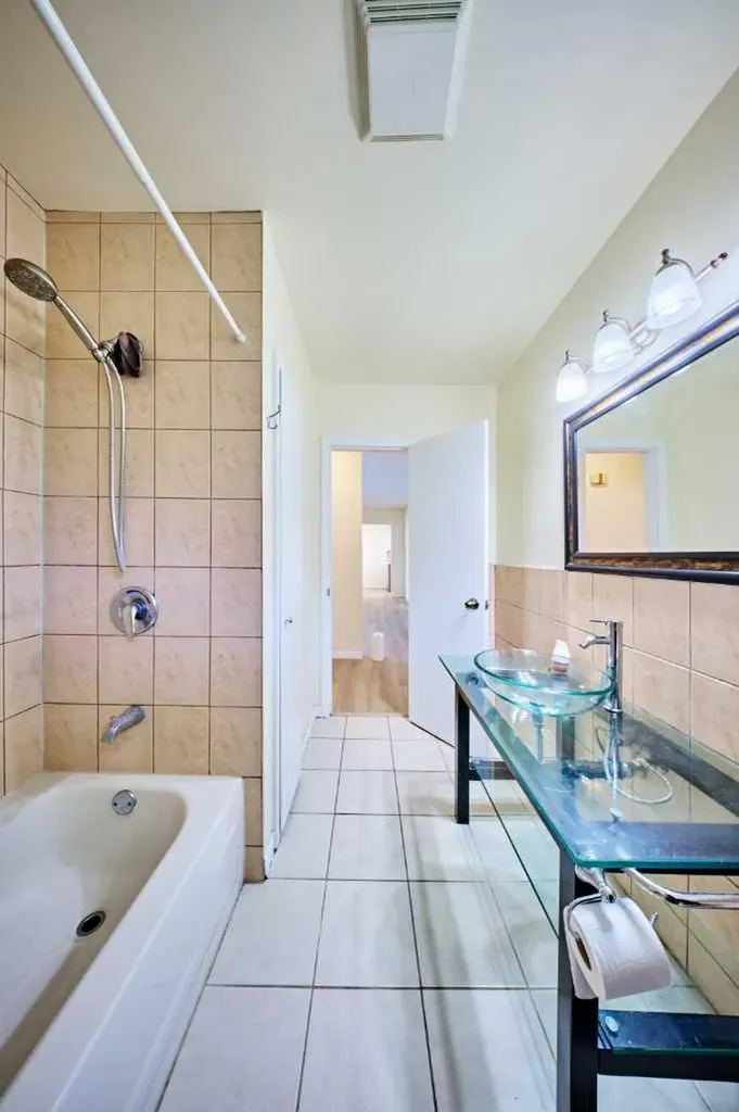 28 Cornell Place NW Calgary AB T2K 1J4