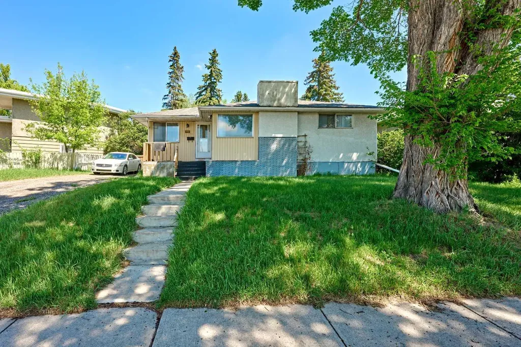 28 Cornell Place NW Calgary AB T2K 1J4