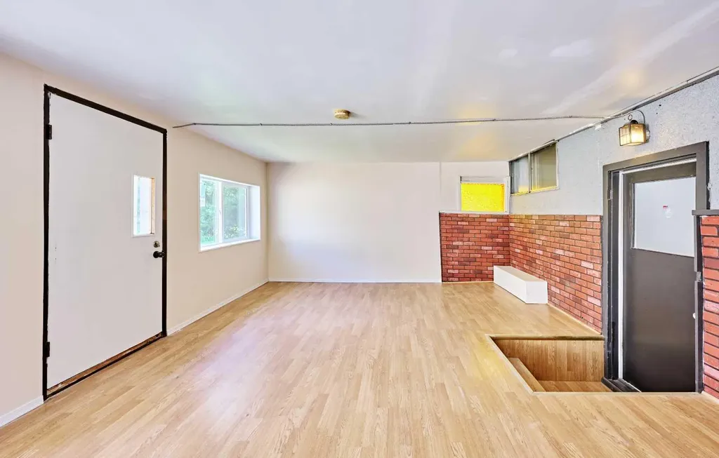 28 Cornell Place NW Calgary AB T2K 1J4