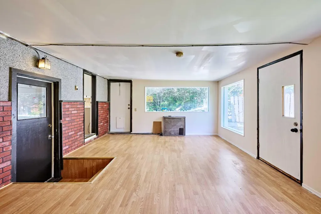 28 Cornell Place NW Calgary AB T2K 1J4