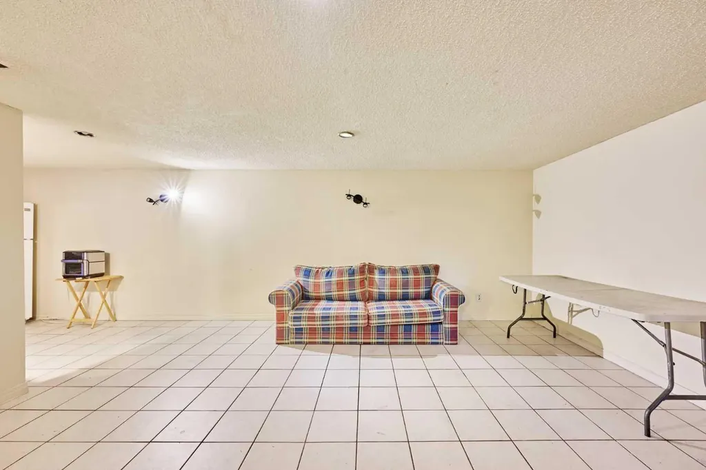 28 Cornell Place NW Calgary AB T2K 1J4