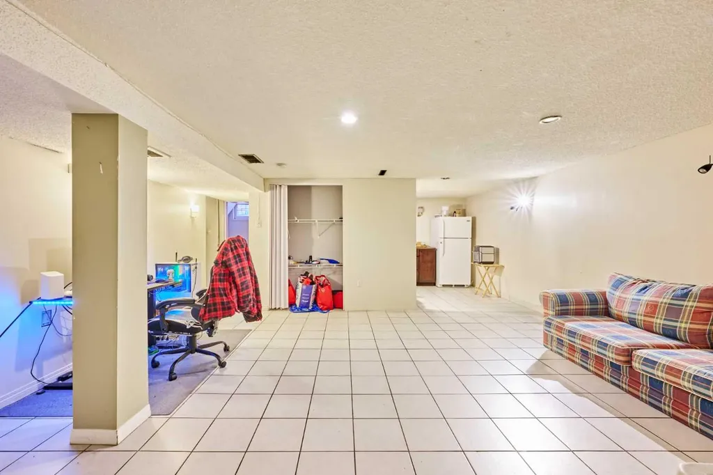 28 Cornell Place NW Calgary AB T2K 1J4