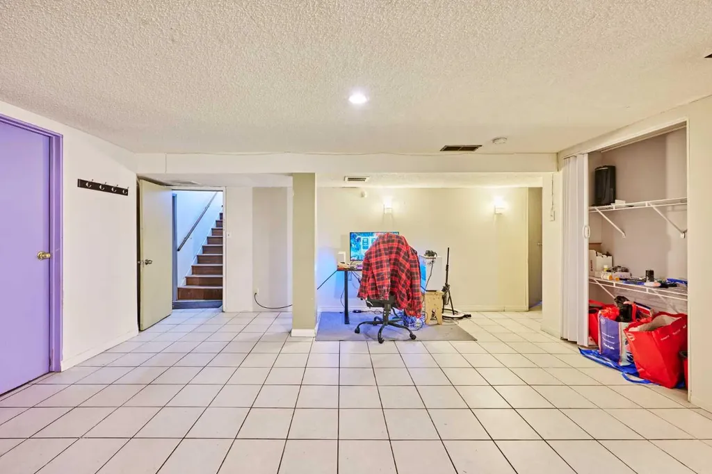 28 Cornell Place NW Calgary AB T2K 1J4