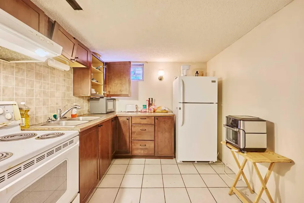 28 Cornell Place NW Calgary AB T2K 1J4