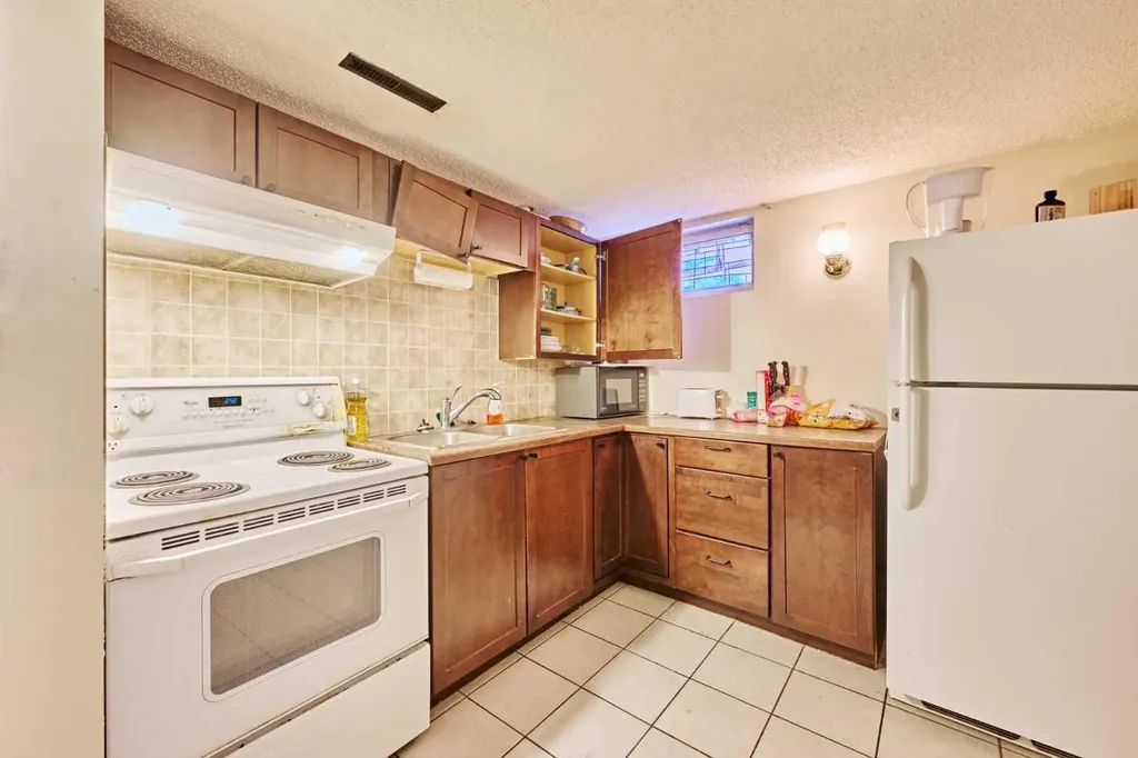28 Cornell Place NW Calgary AB T2K 1J4