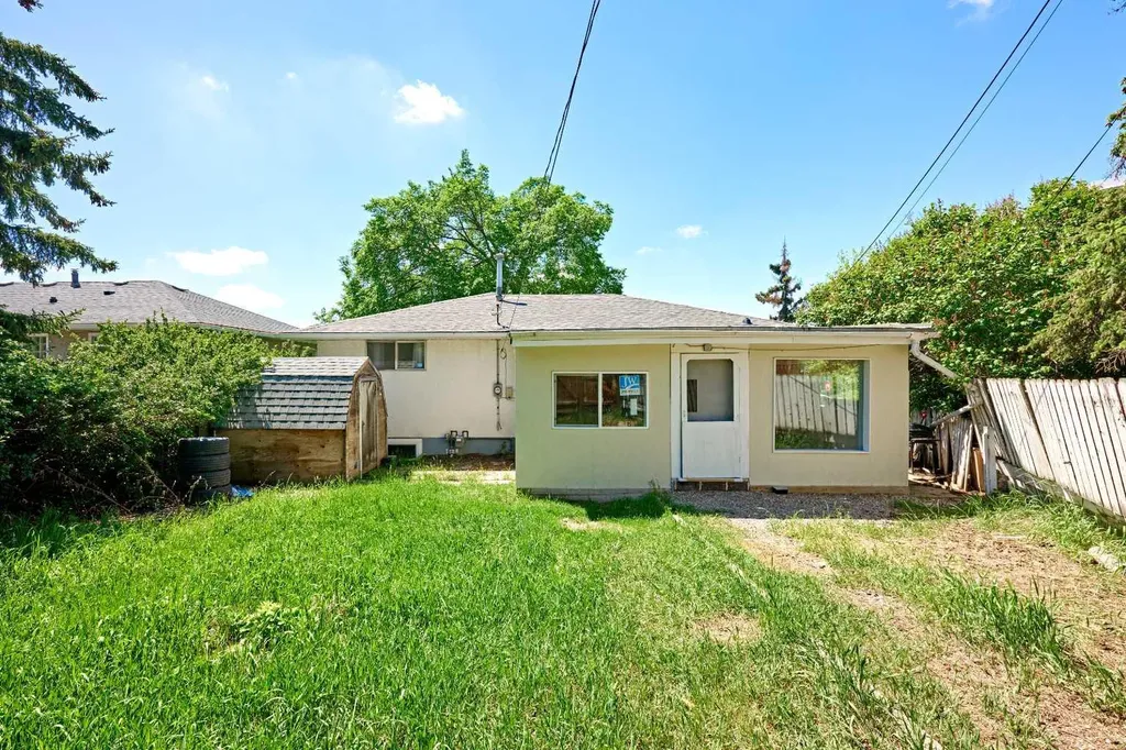 28 Cornell Place NW Calgary AB T2K 1J4