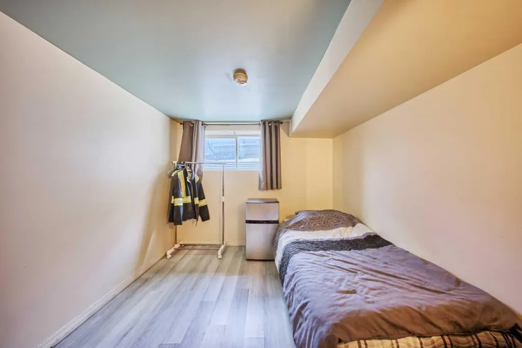 28 Cornell Place NW Calgary AB T2K 1J4