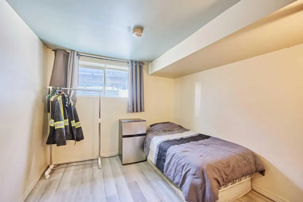 28 Cornell Place NW Calgary AB T2K 1J4