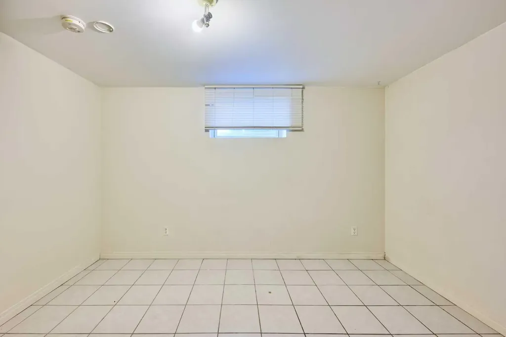 28 Cornell Place NW Calgary AB T2K 1J4