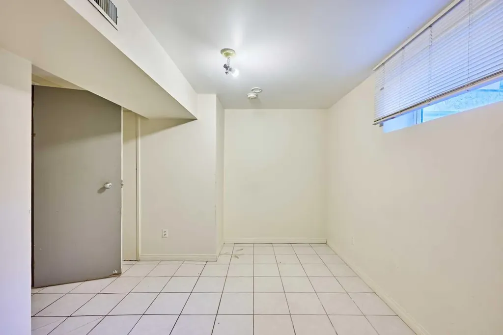 28 Cornell Place NW Calgary AB T2K 1J4