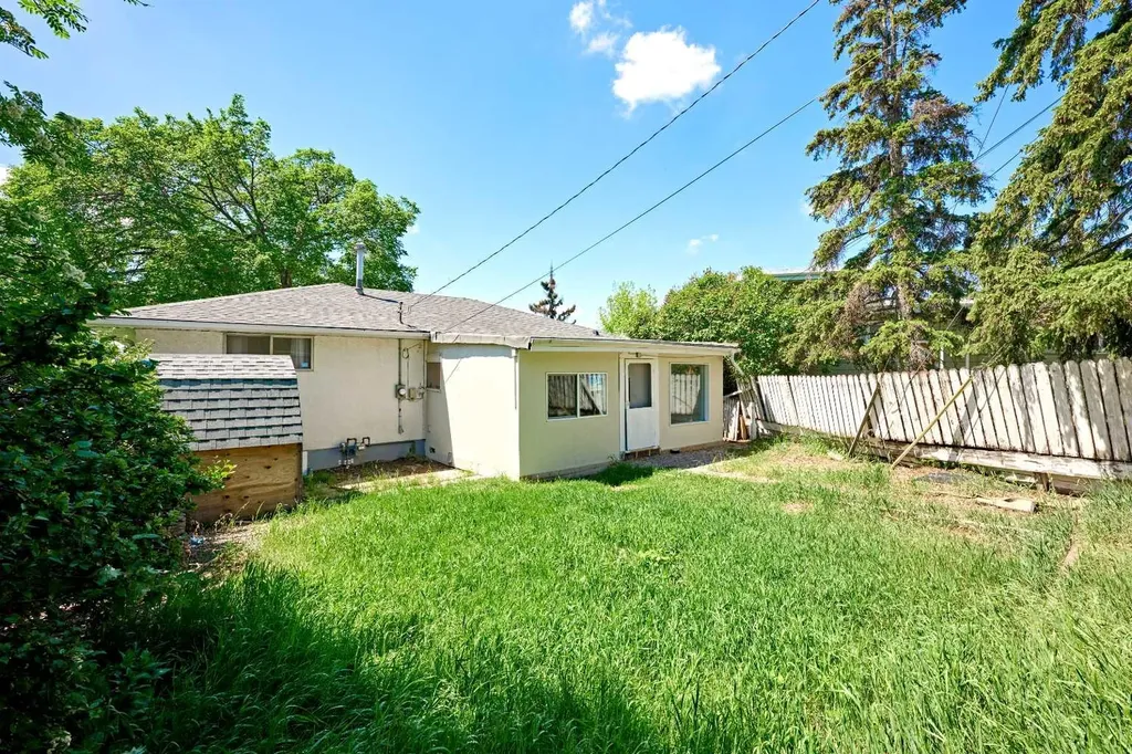28 Cornell Place NW Calgary AB T2K 1J4