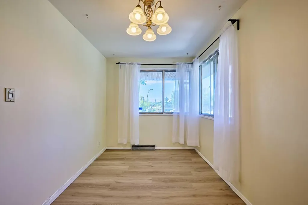 28 Cornell Place NW Calgary AB T2K 1J4