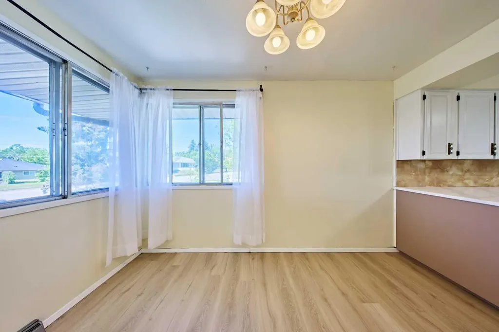 28 Cornell Place NW Calgary AB T2K 1J4