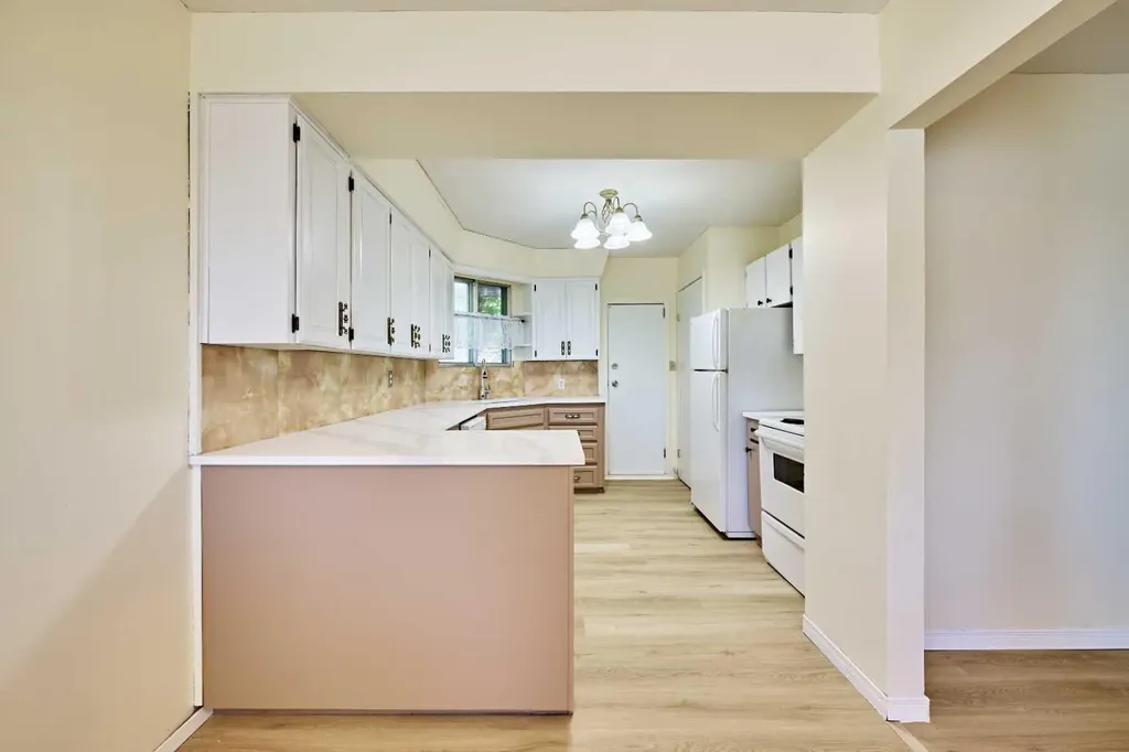 28 Cornell Place NW Calgary AB T2K 1J4