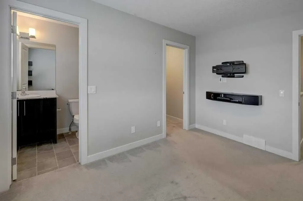 452 Sage Hill Grove NW Calgary AB T3R 0Z8