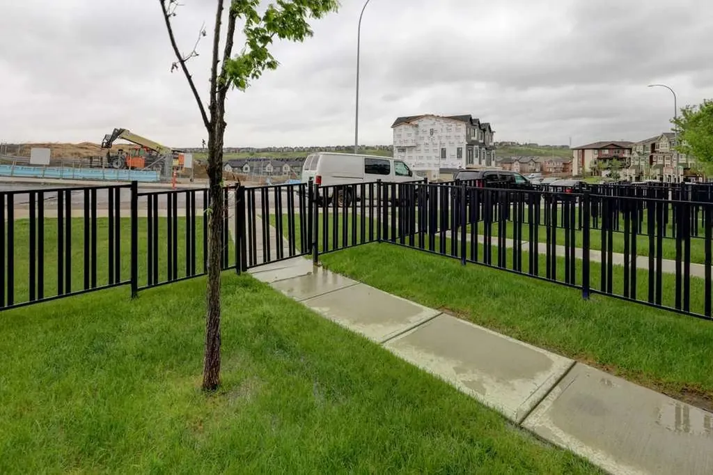 452 Sage Hill Grove NW Calgary AB T3R 0Z8
