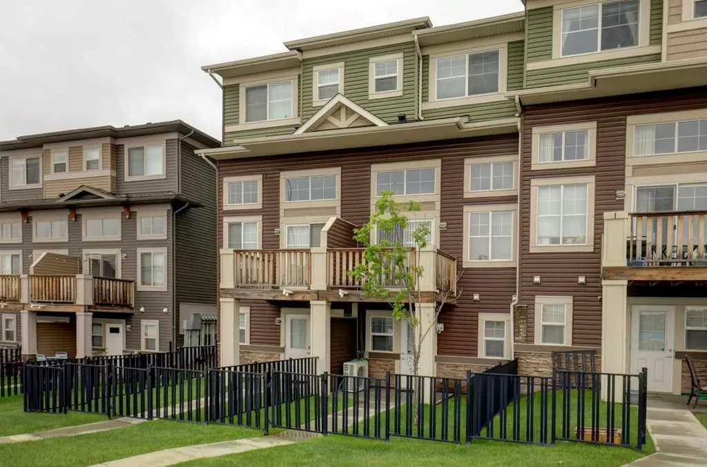 452 Sage Hill Grove NW Calgary AB T3R 0Z8