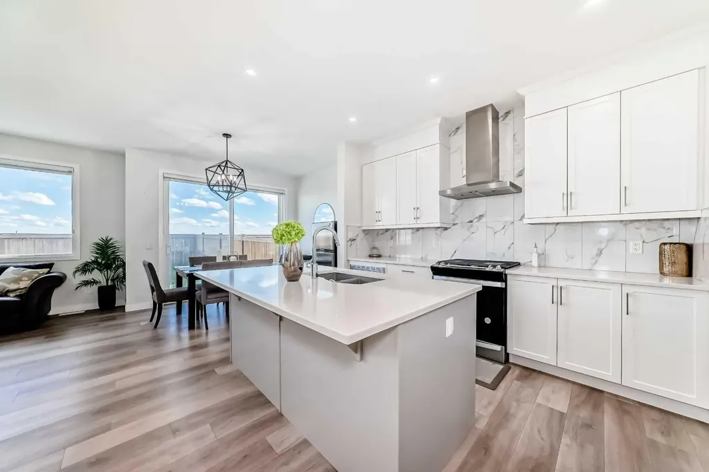 453 Corner Meadows Way NE Calgary AB T3N 1Y7