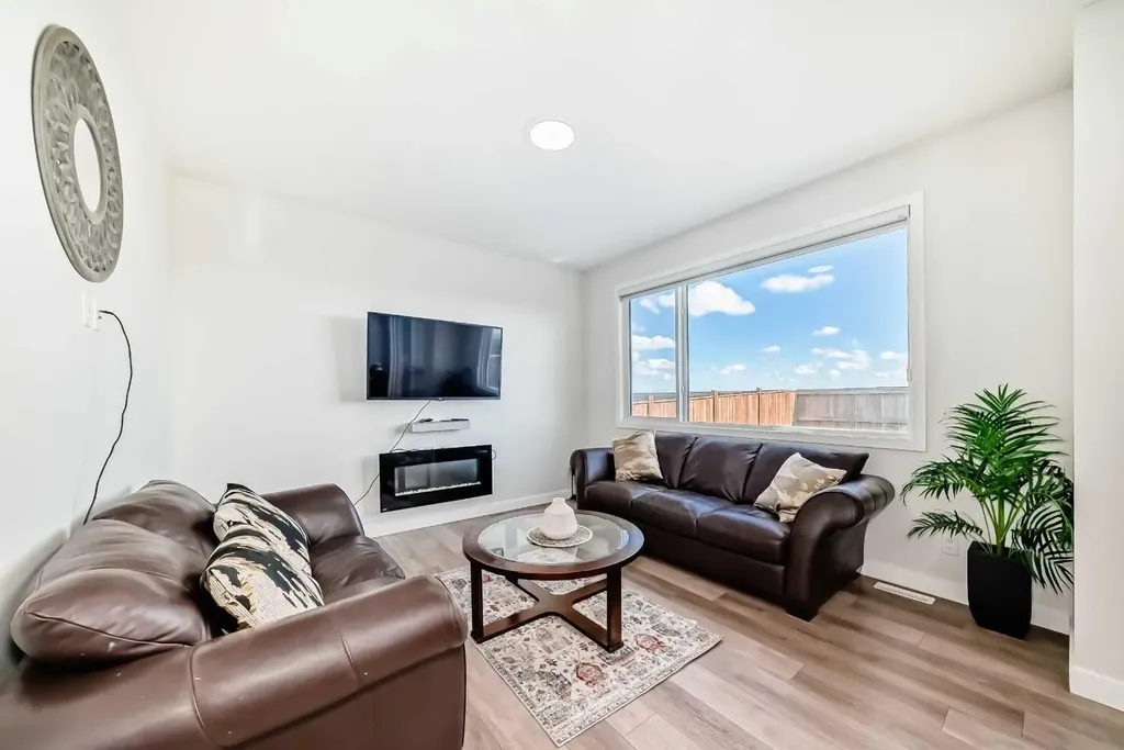 453 Corner Meadows Way NE Calgary AB T3N 1Y7