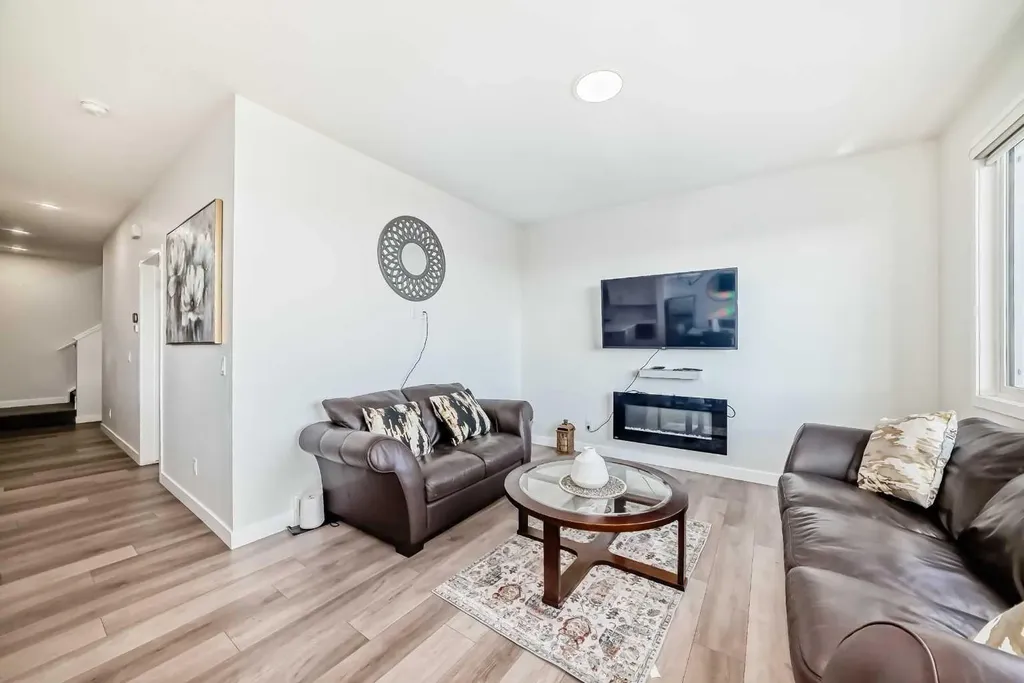 453 Corner Meadows Way NE Calgary AB T3N 1Y7