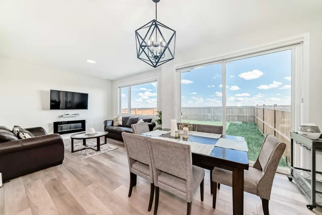 453 Corner Meadows Way NE Calgary AB T3N 1Y7