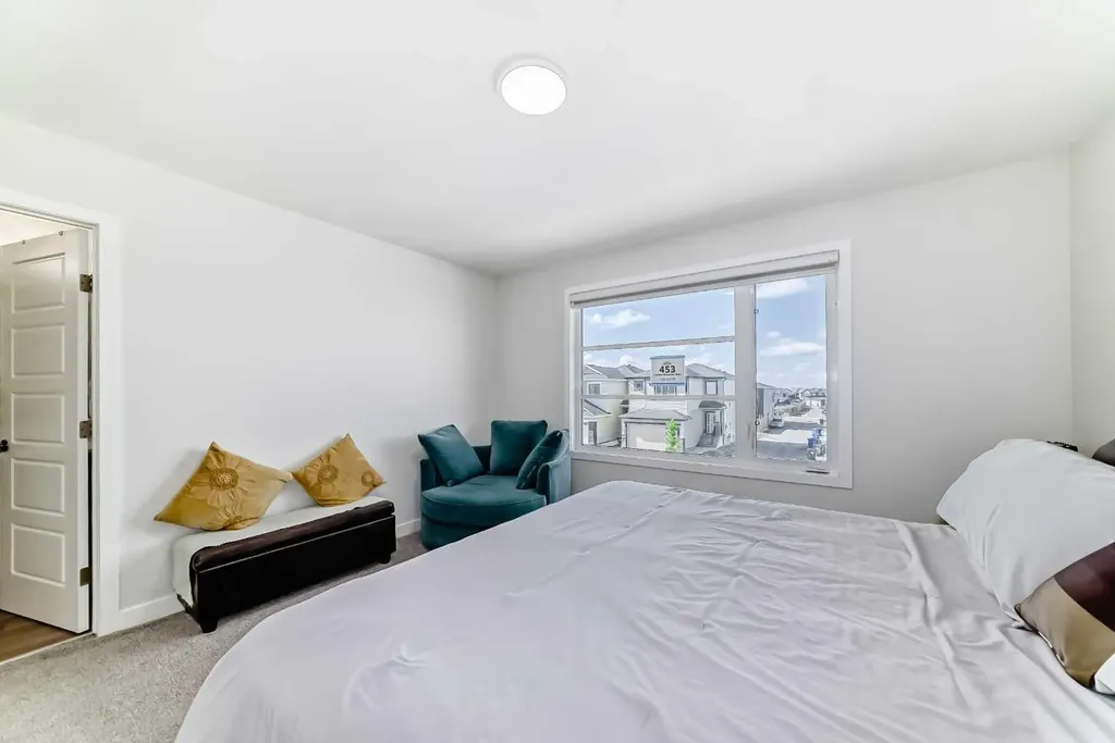 453 Corner Meadows Way NE Calgary AB T3N 1Y7