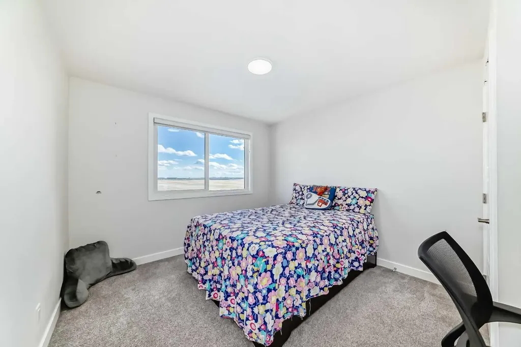 453 Corner Meadows Way NE Calgary AB T3N 1Y7