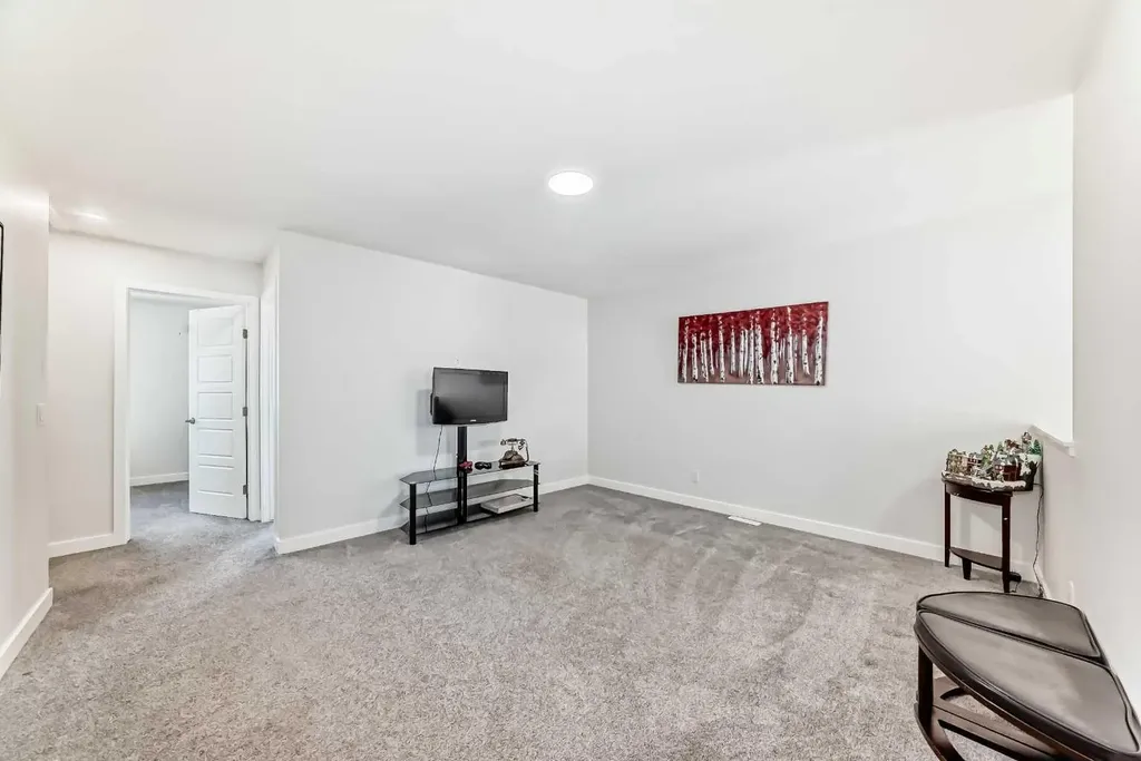453 Corner Meadows Way NE Calgary AB T3N 1Y7