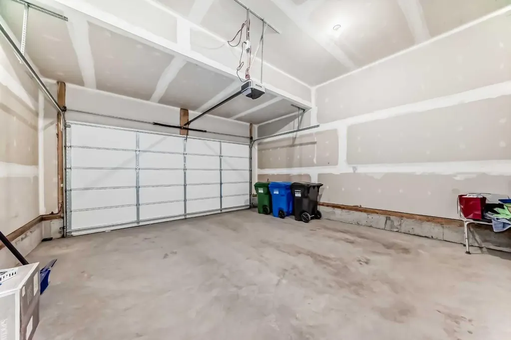 453 Corner Meadows Way NE Calgary AB T3N 1Y7