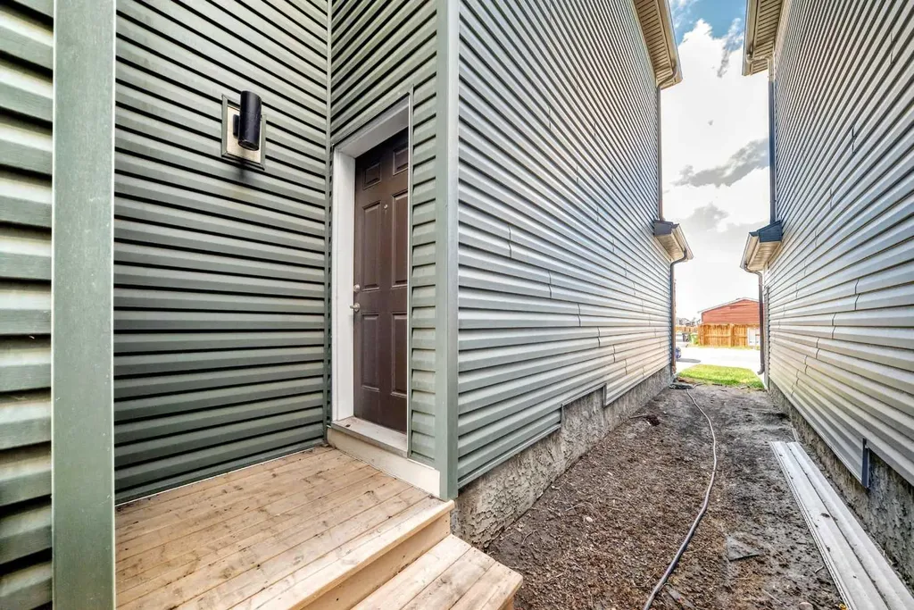 453 Corner Meadows Way NE Calgary AB T3N 1Y7
